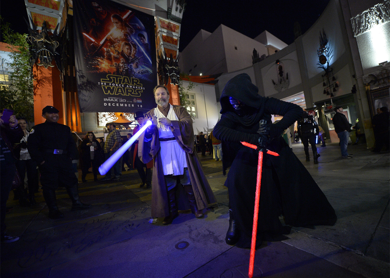 Illustration for article titled The Awesome Cosplay and Excitement of Star Wars: The Force Awakens' Opening Night